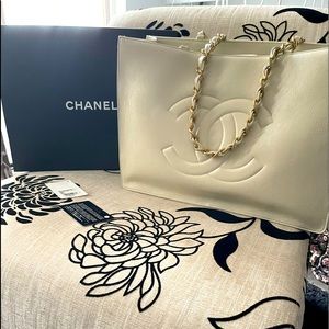 Timeless CC chained Large Shopping Bag in white